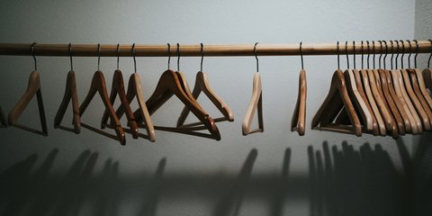 Τέλος η κλασική κρεμάστρα στις ντουλάπες -Το «μαγικό» αξεσουάρ που κάνει χώρο για περισσότερα ρούχα