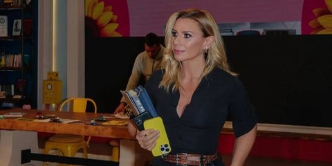 Η Κατερίνα Καραβάτου φόρεσε την πιο κλασική μαύρη φούστα από τα H&M -Κολακεύει τη σιλουέτα, για όλη μέρα