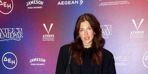 Η Κλέλια Ανδριολάτου με το τζιν που αναδεικνύει κάθε σιλουέτα -Πώς το συνδύασε για μια βραδινή εμφάνιση