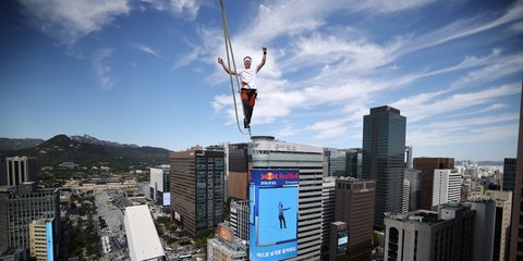 Ο διάσημος Εσθονός αθλητής του slackline, Jaan Roose, σε περφόρμανς στη Σεούλ