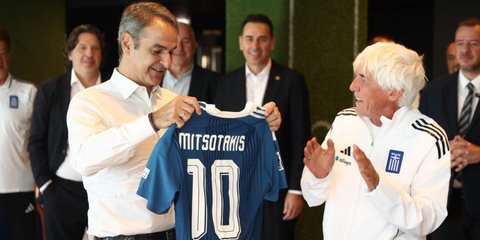 Ο Κυριάκος Μητσοτάκης με τον Ιβάν Γιοβάνοβιτς στο πλαίσιο της επίσκεψής του στο ξενοδοχείο της Εθνικής Ελλάδος