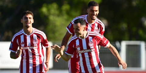 Οι παίκτες του Ολυμπιακού πανηγυρίζουν στον αγώνα Κυπέλλου με τη Μαρκό