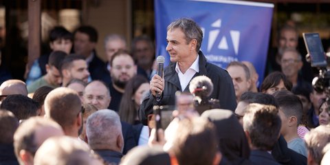 Ο Κυριάκος Μητσοτάκης μιλά στο καφέ χωριού στο Κιλκίς