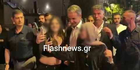 Χαμός στα Χανιά από νέους και νέες για μια selfie με τον Κυριάκο Μητσοτάκη