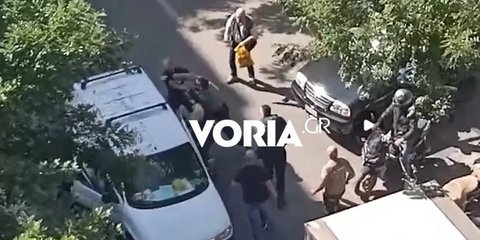 Άγριο επεισόδιο στο κέντρο της Θεσσαλονίκης -Οδηγός γρονθοκόπησε άλλον οδηγό στη μέση του δρόμου [βίντεο]