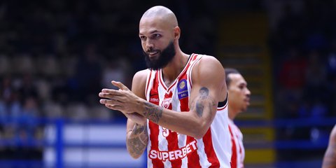 Ο Εβάν Φουρνιέ με την φανέλα του Ολυμπιακού