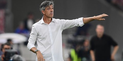 Ο Αλγκουαθίλ δίνει οδηγίες σε αγώνα του Ολυμπιακού