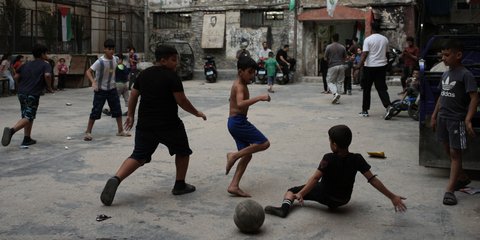 Παιδιά από την Παλαιστίνη παίζουν ποδόσφαιρο σε προσφυγική δομή