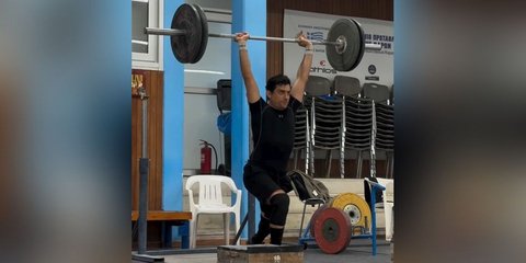 Ο Αργύρης Πανταζάρας κάνει άρση βαρών
