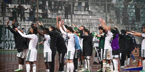 Οι παίκτες του Παναθηναϊκού πανηγυρίζουν μαζί με τον κόσμο τους στον Βόλο