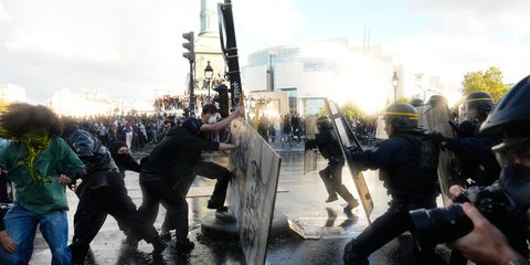 Γάλλοι μαθητές συγκρούονται με αστυνομικούς στην πλατεία της Βαστίλης