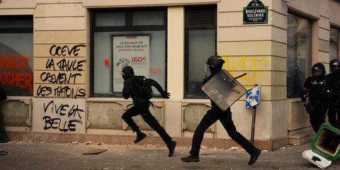 Αστυνομικός κυνηγά διαδηλωτή στις μαθητικές κινητοποιήσεις στο Παρίσι