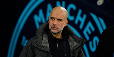 Ο Πεπ Γκουαρδιόλα με φόντο το σήμα της Μάντσεστερ Σίτι