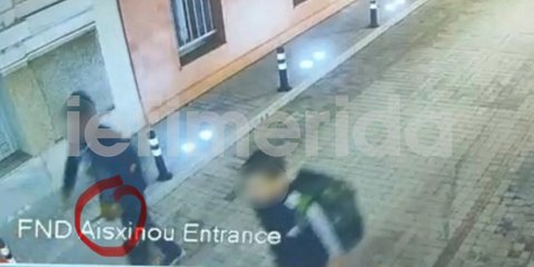 Δύο από τους τρεις δράστες λίγο μετά την κλοπή του χαλκοσωλήνα