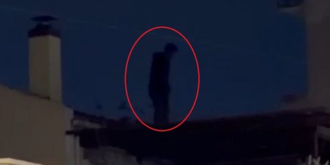 Ανδρας πετάει κεραμίδια σε περαστικούς