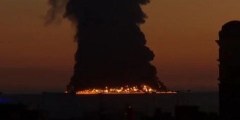 Τάνκερ τυλίχθηκε στις φλόγες στη Μαύρη Θάλασσα μετά από χτύπημα -Πυκνός μαύρος καπνός ανοιχτά του Σότσι, βίντεο