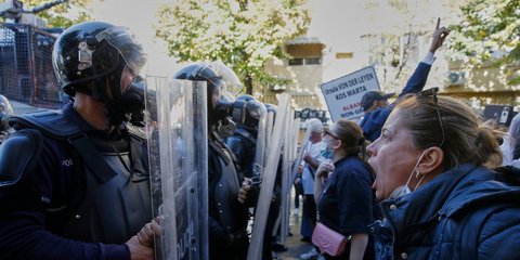 Διαδηλωτές έρχονται αντιμέτωποι με την αστυνομία στα Τίρανα