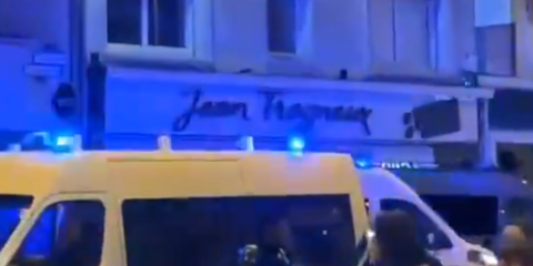 Ισχυρές αστυνομικές δυνάμεις φυλάνε το ζαχαροπλαστείο της οικογένειας της Μπριζίτ Μακρόν