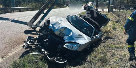 Σφοδρή σύγκρουση αυτοκινήτων κοντά στο Σοφικό -Το ένα όχημα ξήλωσε μεταλλική βάση πινακίδων [εικόνες & βίντεο]