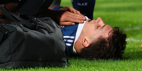 Ο Χρήστος Τζόλης κατά την διάρκεια του τραυματισμού του στον αγώνα της Εθνικής Ελλάδος με την Ολλανδία στο Nations League