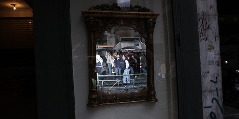 Ο... καθρέφτης του χρέους 