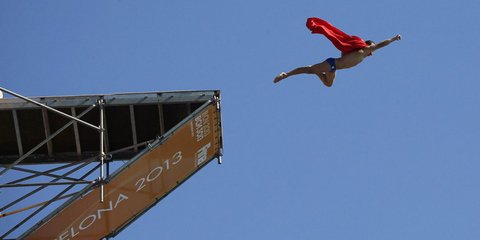 Ο Τσέχος Ναβράτι πετάει ως άλλος Σούπερμαν από τον βατήρα ύψους 27 μέτρων στο παγκόσμιο πρωτάθλημα υγρού στίβου της Βαρκελώνης. Τόλμη και χιούμορ.