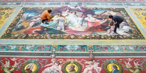 Λίφτινγκ 40.000 ευρώ για την επιβλητική όπερα της Δρέσδης, για την συντήρηση της κουρτίνας 200 τετραγωνικών μέτρων.Εξαφανίστηκε στον Β' Παγκόσμιο Πόλεμο και με πολύ κόπο ανακατασκευάστηκε, βάσει του αρχικού σχεδιασμού του Γερμανού ζωγράφου Ferdinand Kelle