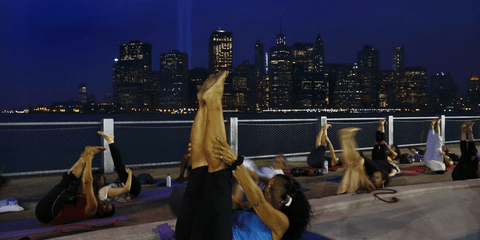 Βρήκαν τη μέρα! 11η Σεπτεμβρίου χθες και η εικονιζόμενη γυμνάστρια με το μπλε μπλουζάκι έβγαλε την τάξη της για pilates στην Γέφυρα του Μπρούκλιν. Στο βάθος διακρίνονται οι δύο αψίδες φωτός που υψώνονται στη θέση των Δίδυμων Πύργων.