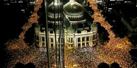 Οργή λαού - Χιλιάδες άνθρωποι «πλημμύρισαν» τους δρόμους του Ρίο ντε Τζανέιρο και άλλων πόλεων στη Βραζιλία. Αφορμή αποτέλεσε η αύξηση στην τιμή των εισιτηρίων στα ΜΜΜ. Η πραγματική αιτία όμως ήταν τα υπέρογκα έξοδα για τα έργα ενόψει του Μουντιάλ του 201