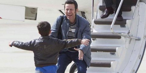 H στιγμή που πατέρας και γιος περίμεναν για έξι μήνες. Ο πιτσιρικάς τρέχει να αγκαλιάσει τον  δημοσιογράφο της El Mundo, Χαβιέ Εσπινόσα, μόλις εκείνος έχει κατέβει από το αεροπλάνο της επιστροφής στην Ισπανία. Μαζί με τον φωτογράφο Ρικάρντο Γκαρσία Βιλανό