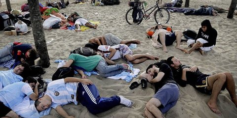 Ξενοδοχείο έγινε η Κοπακαμπάνα. Η φημισμένη παραλία στο Ρίο ντε Τζανέιρο «φιλοξενεί» εκατοντάδες φιλάθλους που ταξίδεψαν στη Βραζιλία. Η λατρεία τους για το ποδόσφαιρο τους οδήγησε μέχρι εκεί, προκειμένου να παρακολουθήσουν το Μουντιάλ, αλλά οι υψηλές τιμ