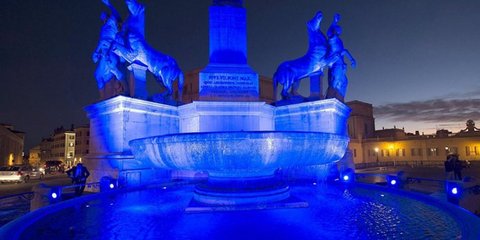 Το συντριβάνι έγινε μπλε