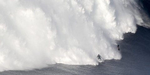 Ο σέρφερ και το τεράστιο κύμα