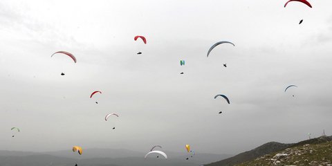 Ο ουρανός γέμισε αλεξίπτωτα