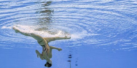 «Τέχνη» στην πισίνα