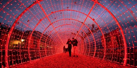 Μέσα σε ένα κόκκινο τούνελ