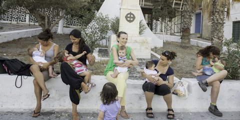 Τη δική τους «δήλωση» για την απενοχοποίηση του θηλασμού σε δημόσιους χώρου έκαναν γυναίκες στη Σαντορίνη. Με αφορμή τον πρόσφατο διωγμό μητέρας για αυτό το λόγο από υπαίθριο χώρο εστιατορίου στο νησί, αρκετές συγκεντρώθηκαν στα Φηρά και θήλασαν τα μωρά τ