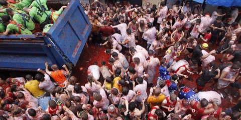 Η οικονομική κρίση στην Ισπανία χτύπησε ακόμη και τη «μάχη της τοματίνα». Είναι το παραδοσιακό έθιμο της πόλης Μπουνιόλ, κοντά στη Βαλένθια, που αναβιώνει την τελευταία Τετάρτη του Αυγούστου κάθε χρόνο με χιλιάδες ανθρώπους να κάνουν «πόλεμο» πετώντας ο έ