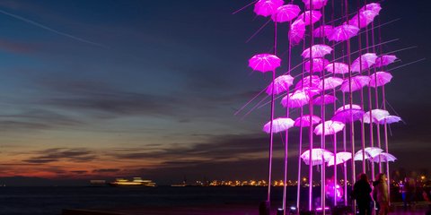 Οι ομπρέλες στην παραλία της Θεσσαλονίκης έγιναν ροζ. Το γλυπτό φωταγωγήθηκε με το χρώμα που συμβολίζει τον καρκίνο του μαστού, ως μία από τις δράσεις για την ενημέρωση και την ευαισθητοποίηση για την ασθένεια. Το στιγμιότυπο απαθανάτισε το πρακτορείο Eur