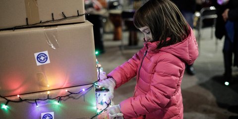  Κοριτσάκι στολίζει το δέντρο από γάλα στη Θεσσαλονίκη -Φωτογραφία: Konstantinos Tsakalidis / SOOC