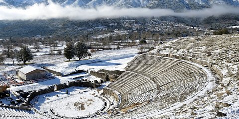 Ενα «λευκό» αρχαίο θέατρο