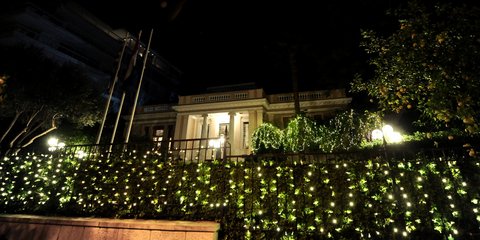 Σε χριστουγεννιάτικο κλίμα το Μέγαρο Μαξίμου 