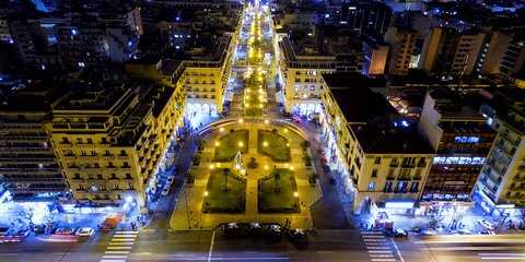 Νύχτα, πάνω από τη Θεσσαλονίκη 