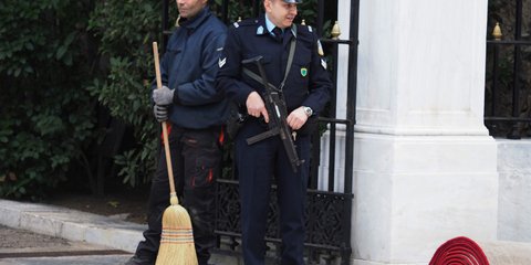 Το κόκκινο χαλί, το όπλο και η σκούπα