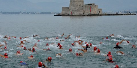 Κολυμπώντας με θέα το Μπούρτζι