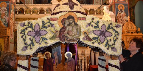 Μεγάλη Παρασκευή: Οι γυναίκες «κεντάνε» τον Επιτάφιο στην Αργολίδα