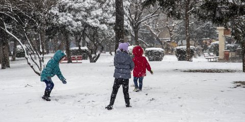 Παιχνίδια με το χιόνι στη Θεσσαλονίκη