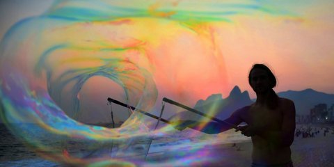 Μοναδικό παιχνίδι χρωμάτων, στην παραλία της Ιπανέμα, στη Βραζιλία. Ενας Γερμανός τουρίστας παίζει φτιάχνοντας σαπουνόφουσκες, με φόντο το ηλιοβασίλεμα. 