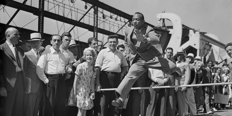 3 Αυγούστου του 1936. Ο θρυλικός Τζέσε Οουενς, ο άνθρωπος που κέρδισε τέσσερα χρυσά μετάλλια στους Ολυμπιακούς Αγώνες των Ναζί στο Βερολίνο, προπονείται. Με απαράμιλλο στυλ.