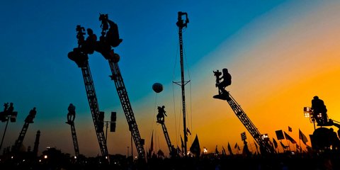 Ο ήλιος πέφτει πίσω από τους υψωμένους γερανούς. Τα τηλεοπτικά συνεργεία έχουν στηθεί για να καλύψουν τις αντικυβερνητικές διαδηλώσεις στη Λαχόρη. Χιλιάδες ανταποκρίθηκαν στο κάλεσμα του ηγέτη της αντιπολίτευσης, Ιμράν Καν, ο οποίος ζητά την παραίτηση του